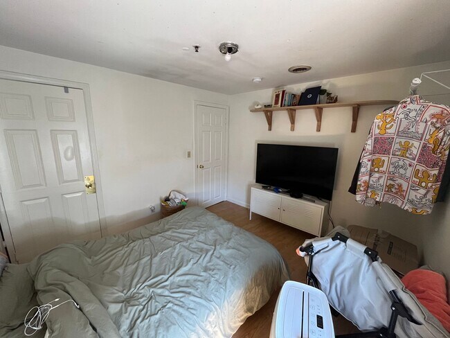 Building Photo - Welcome UNH Students! Prime 2-Bedroom Apar...