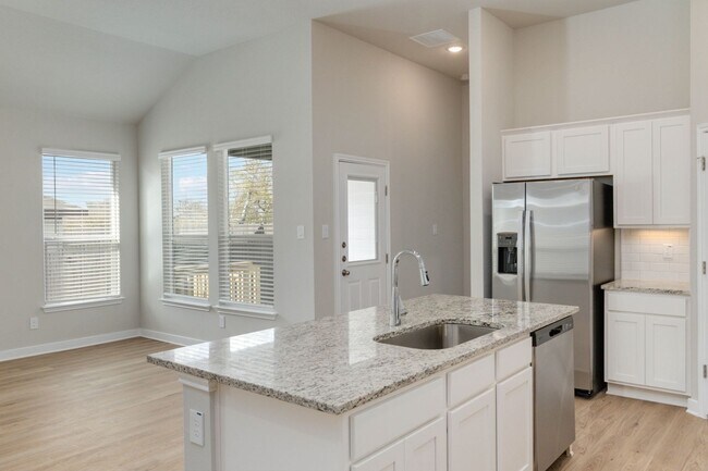 Building Photo - Stunning 3x2 Luxury Duplex in Buda, TX!