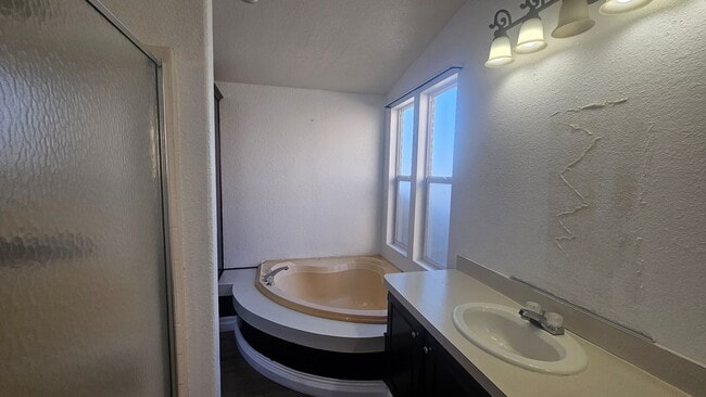 Building Photo - Gorgeous Single Story Home