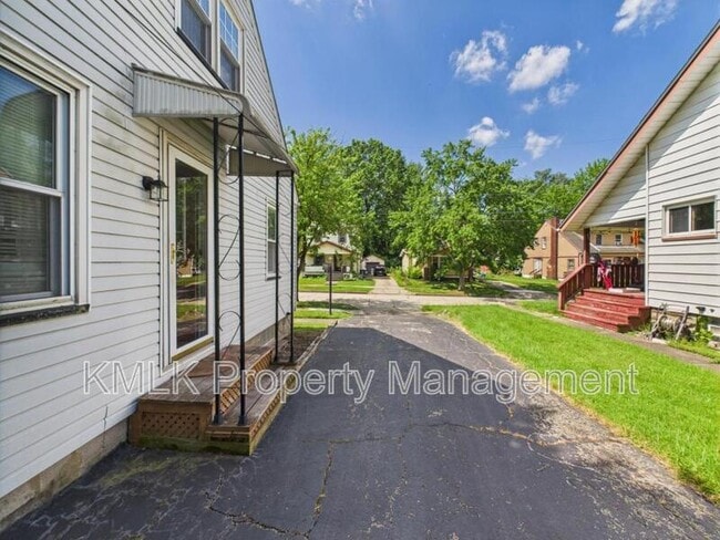 Building Photo - 975 Glenwood St NE