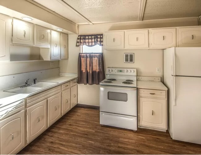 Building Photo - Highland Green Apartments