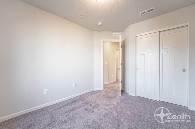 Building Photo - 4261 S Cloverhill Wy