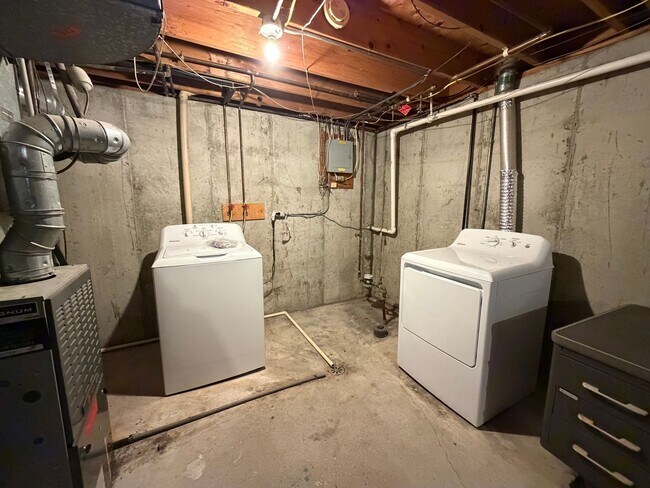 Building Photo - Large multi level duplex!