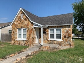 Building Photo - Adorable 2 bedroom, 2 bathroom home. Stack...