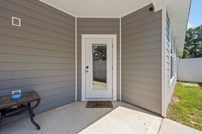 Building Photo - Freeport/Niceville Beauty!