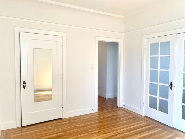 Building Photo - Richmond Dist. Bright 1 Bed/! Bath Flat w/ Hardwood Floors and Walk In Closets