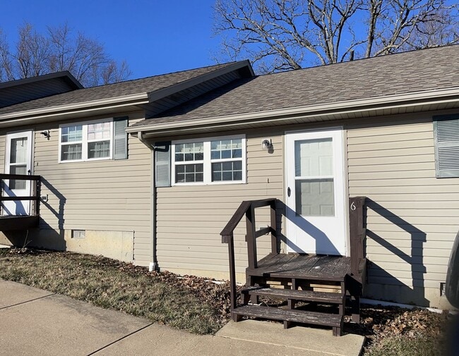 Primary Photo - 2 BEDROOM 1 BATHROOM APARTMENT FOR RENT