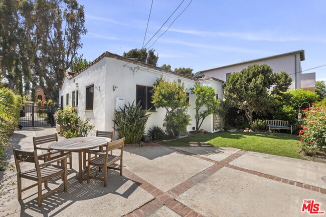 Building Photo - 1122 S La Peer Dr