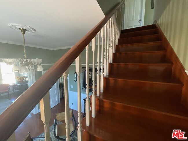 Building Photo - 370 Main St