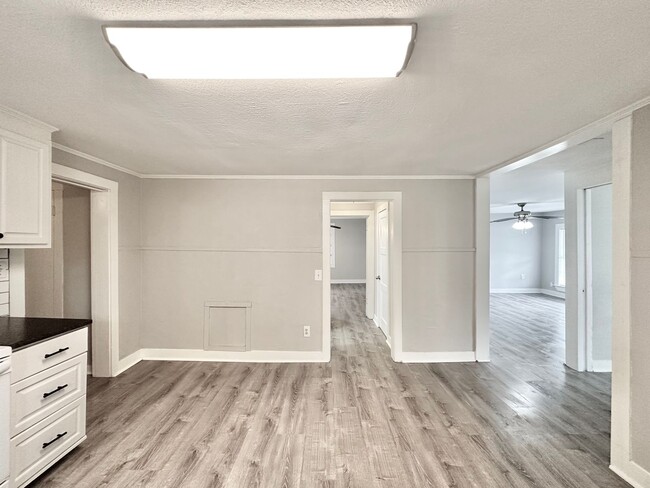 Building Photo - Available Now! Charming & Updated 3-Bedroo...