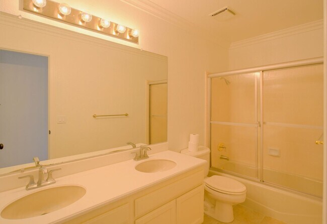 Building Photo - Gorgeous 3 Bedroom with office or separate...