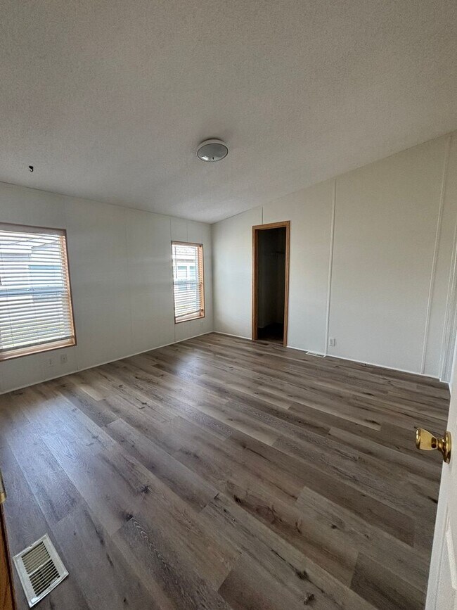 Building Photo - 221 Silver Maple Dr
