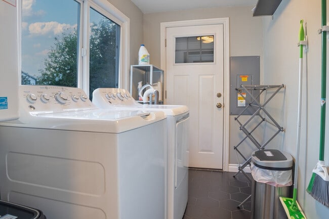 Building Photo - 11315 Roosevelt Way NE