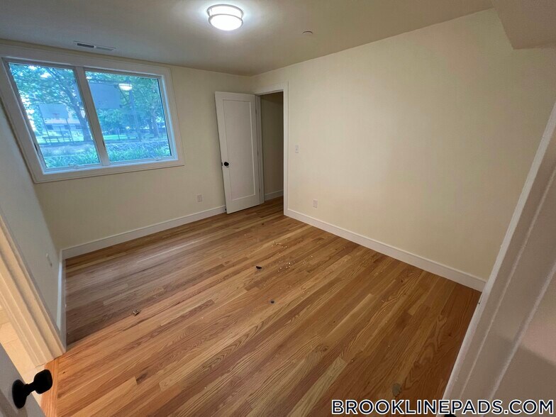 Building Photo - 65 Cameron St