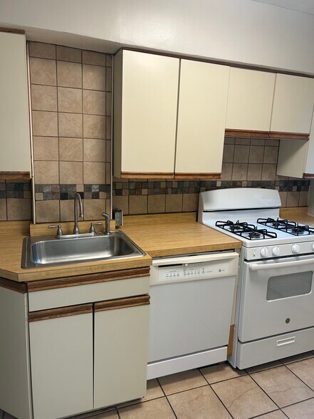 Building Photo - 940 Mirror St