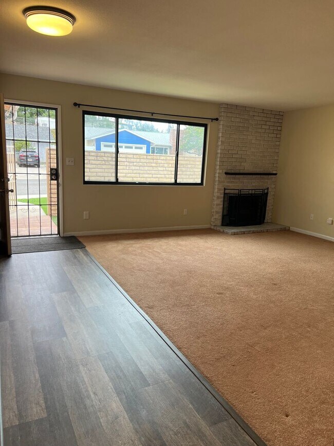 Building Photo - Spacious Mid Century VIEW Home