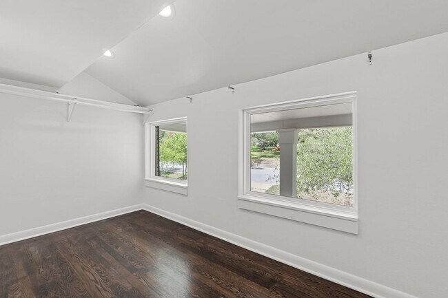 Building Photo - Tarrytown STUNNER!!!
