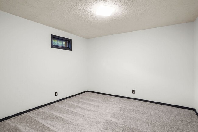 Building Photo - Wonderful 4 bedroom, 2 Bath on Oversized l...