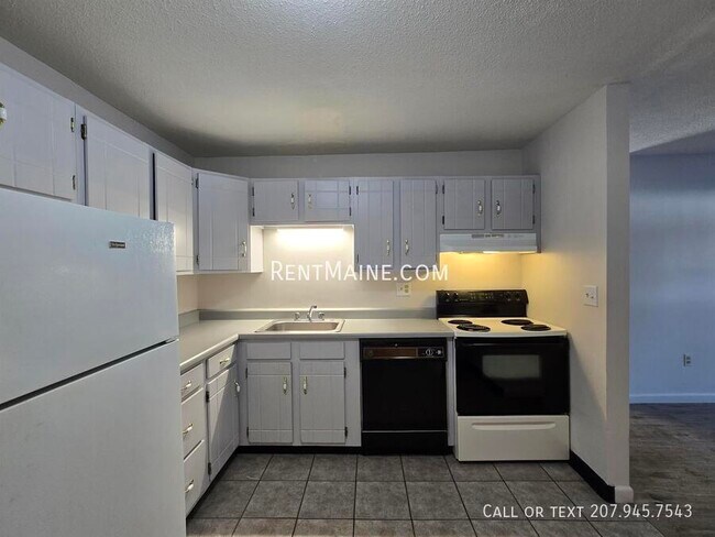 Building Photo - 10 Tall Pines Dr