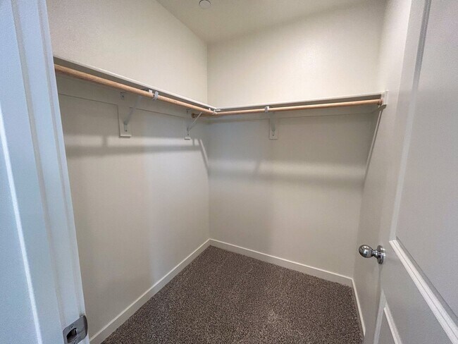 Building Photo - $1000 MOVE IN SPECIAL OFF FIRST MONTHS RENT.