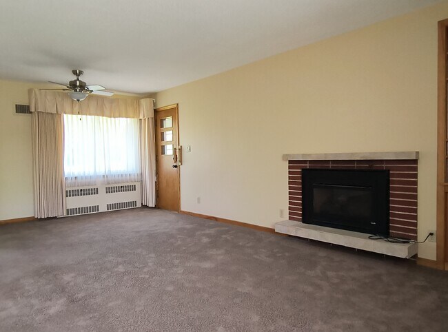 L- shaped dining space off living room. - 2112 Hoeschler Dr