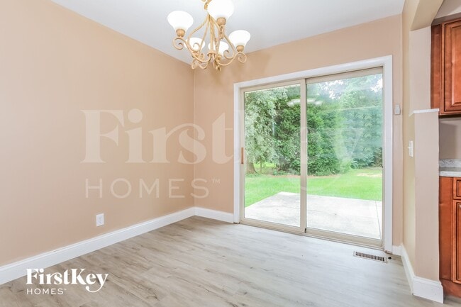 Building Photo - 1015 Thunderbird Dr