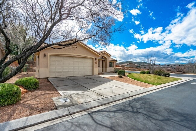 Building Photo - Dog Friendly 3 Bedroom Home In Painted Desert