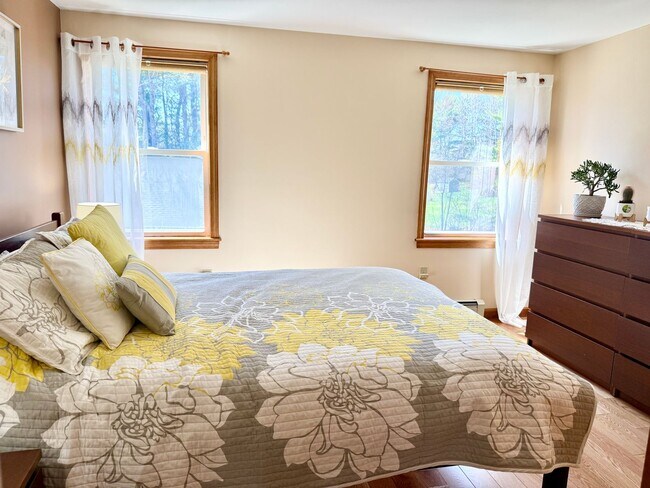 Building Photo - Meticulously Maintained 3BD/2.5BA Home in Quiet Westbrook Neighborhood!
