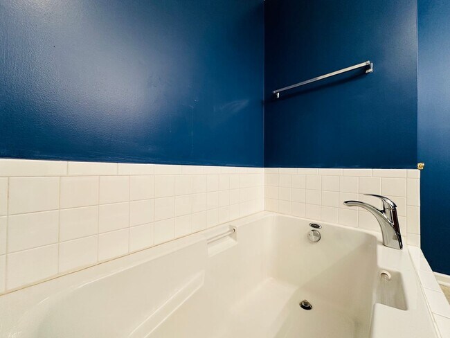 Building Photo - End-Unit 3BR Townhome Minutes to NCSU, Downtown & Crossroads