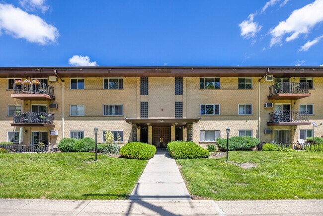 Building Photo - 1206 E Fairview St