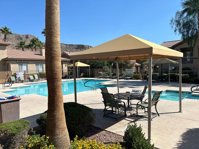 Building Photo - Rare & hard to find 2 BED & 2 BATH with ATTACHED GARAGE.