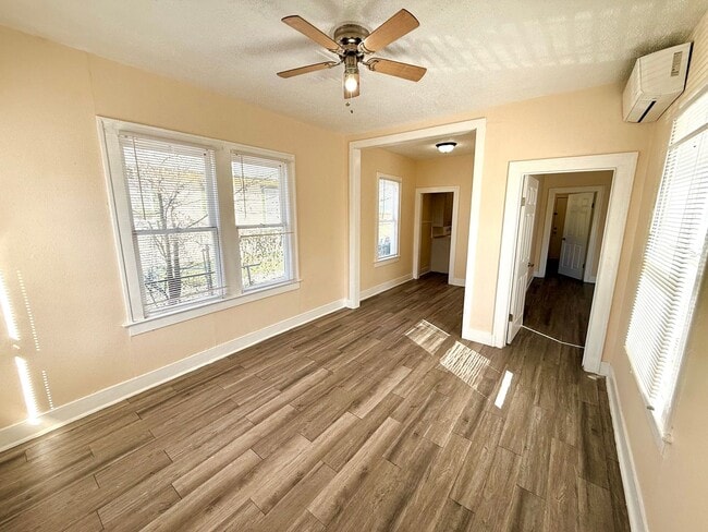 Building Photo - **APPLICATION RECEIVED** **MOVE-IN SPECIAL...