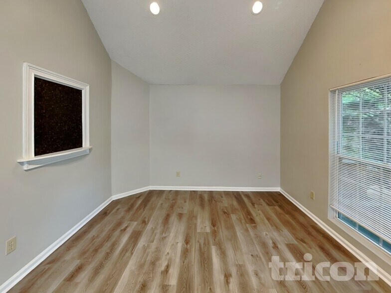 Building Photo - 623 Lockhart Ct NE