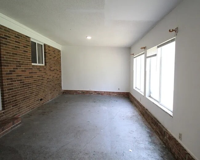 Building Photo - 223 N Edgewood Dr