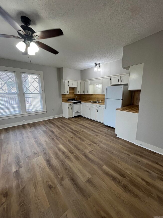 Building Photo - 1020 Kavanaugh Blvd