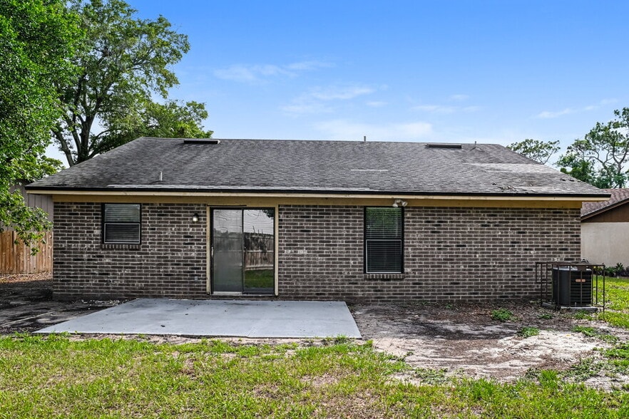 Building Photo - 6221 Alfredo Dr W