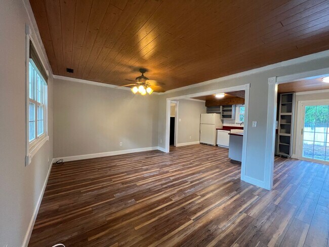Building Photo - Cute 3 Bed 2 Bath!