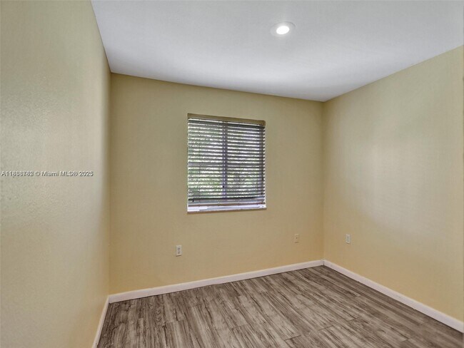 Building Photo - 425 NW 40th Ct