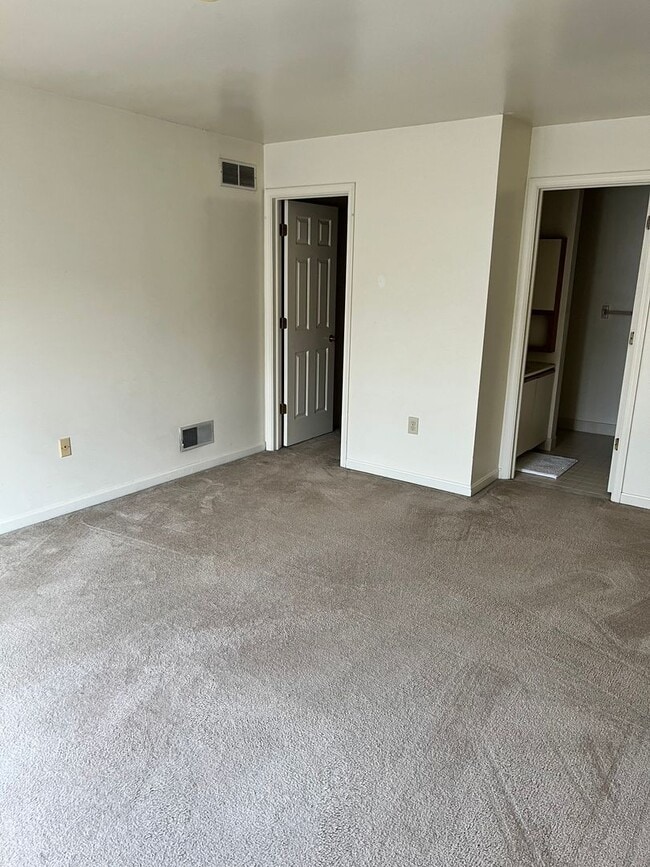 Building Photo - Great ‘Seven Oaks’ 3 Bedroom Condo
