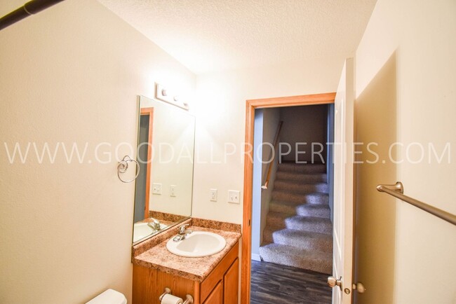 Building Photo - Updated 2 Bed, 2 Bath Townhome in Waukee!