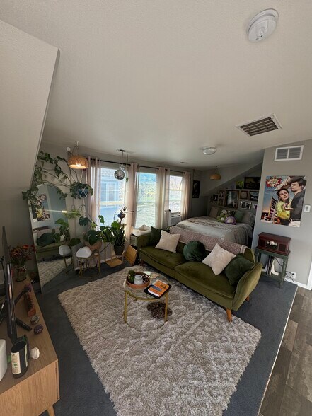 Past Tennant Living Space - 2264 Saint Paul Dr