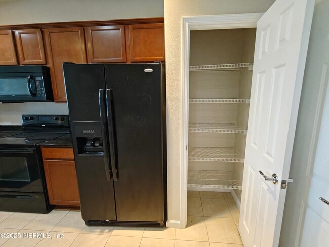 Building Photo - 6918 Roundleaf Dr