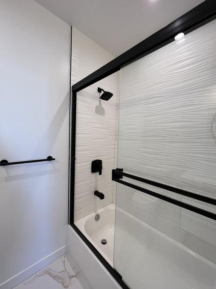 bath 4 shower alt view - 2318 W 2nd St
