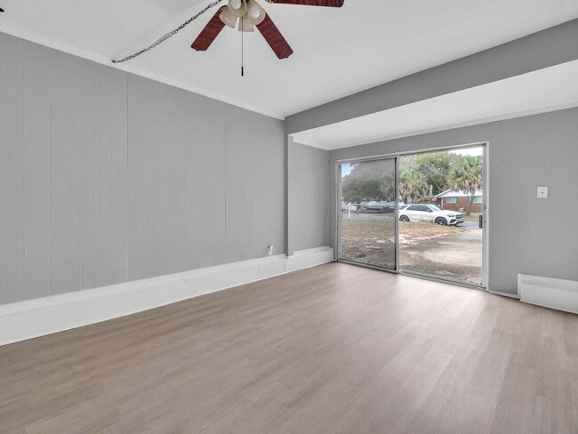 Building Photo - 113 Robinwood Dr SW