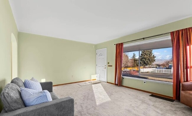 Building Photo - Move in ready