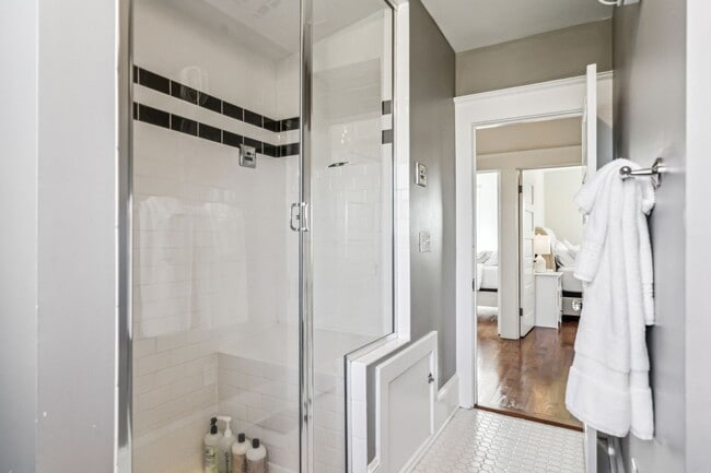 Building Photo - Amazing Colonial House in Sullivan's Gulch...