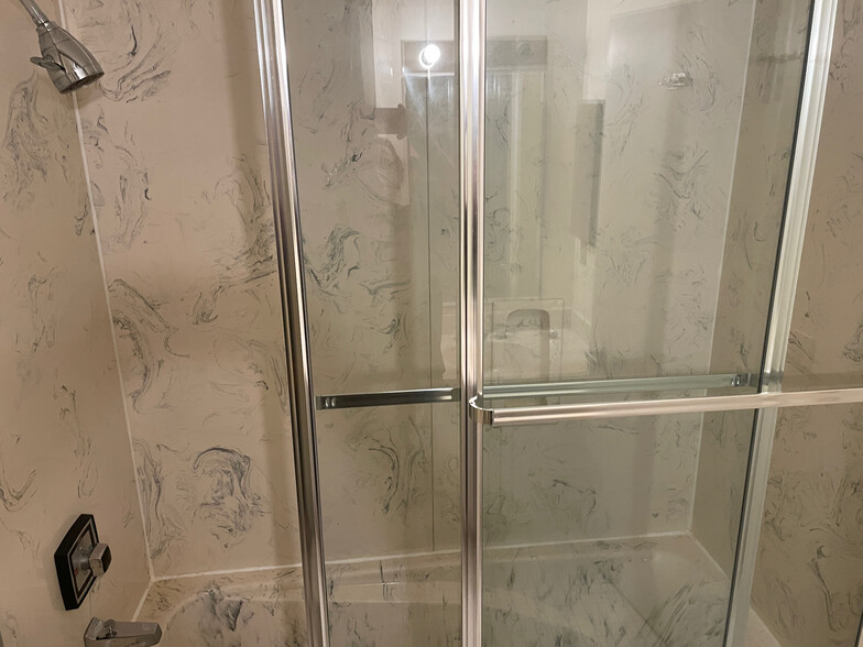 bathtub/shower - 1265 Beacon St