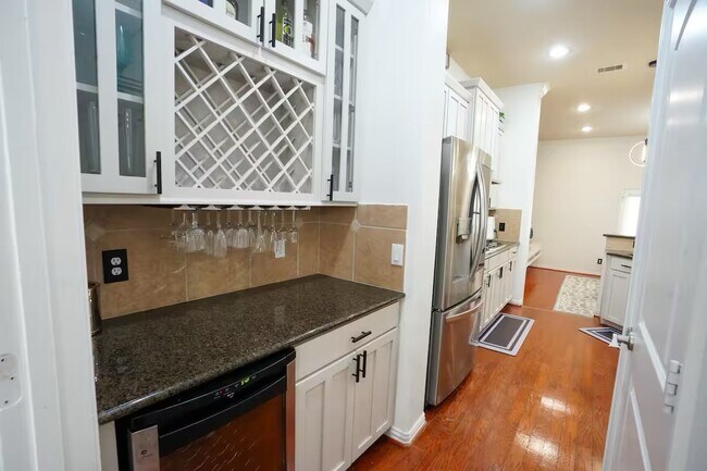 Building Photo - 5625 Dolores St