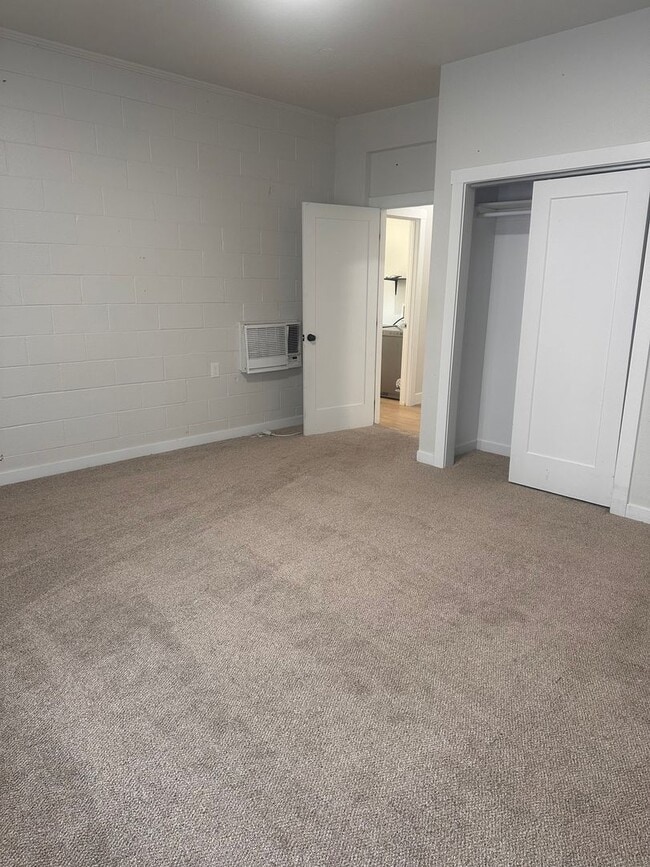 Building Photo - ALL utilities included in this 2 Bedroom 1...