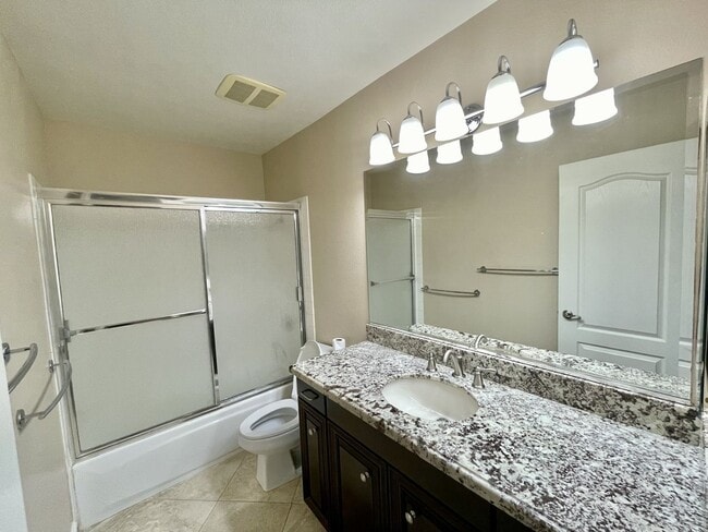 Building Photo - Beautiful 3 Bedroom 2.5 Bath Condo!